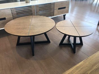 שולחן סלון עגול זוגי בעיצוב עץ שחור – רהיט מודרני עם רגלי מתכת. גרין האוס רהיטים WWW.G-H.CO.IL