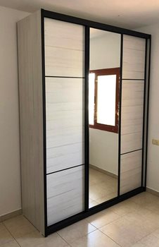 ארון הזזה 1.80 - מראה עם מסגרת אלומניום שחור