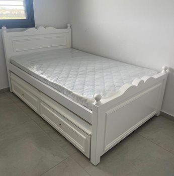מיטה וחצי מעץ מלא שנאל